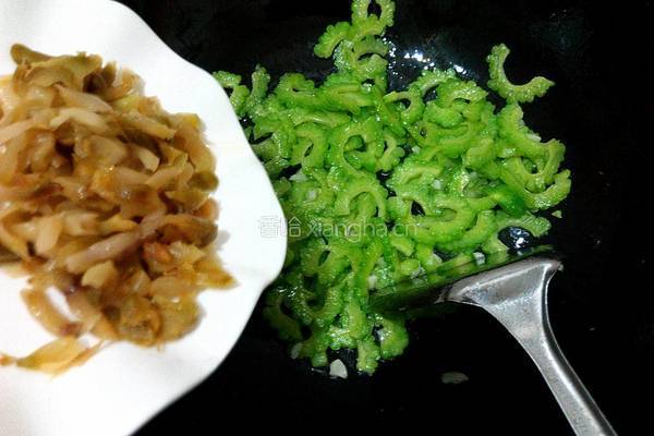 榨菜炒苦瓜的做法图解4