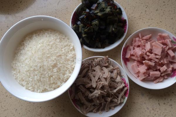 皮蛋瘦肉鲜虾粥的做法图解1
