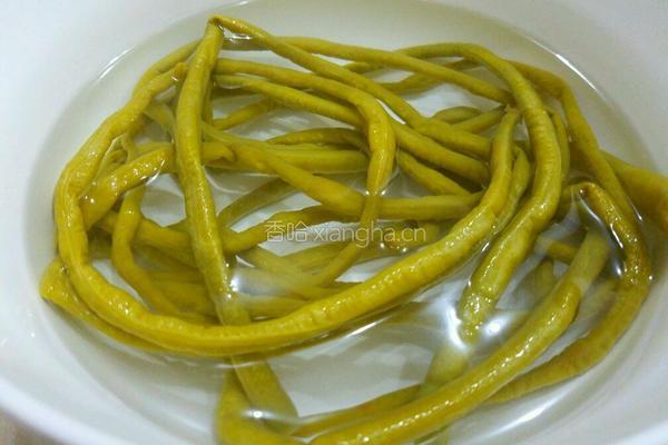 酸豇豆炒肉末的做法图解1