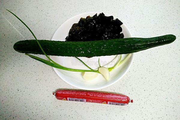 凉拌木耳火腿黄瓜丝的做法图解1