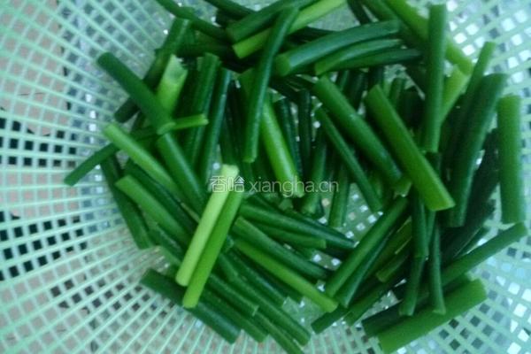 蒜苗炒腊肠的做法图解3