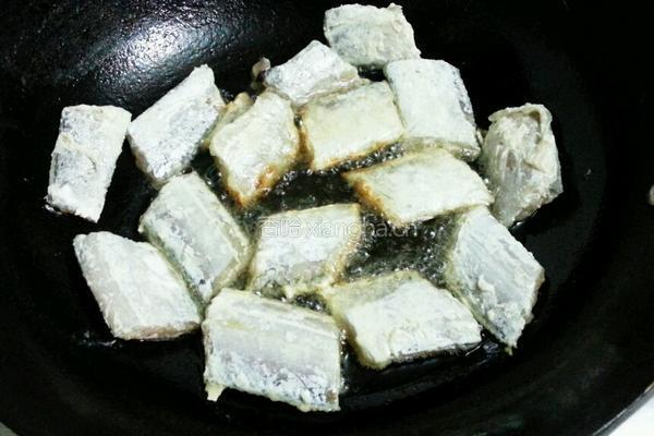 黑胡椒干煎带鱼的做法图解4