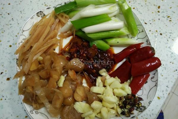 芹菜炒鸡杂的做法图解2
