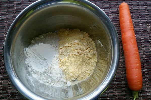 红萝卜玉米面饼的做法图解1