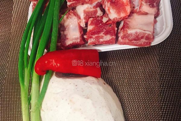 排骨烧芋头的做法图解1
