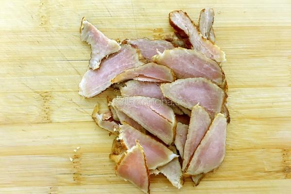 尖椒炒腊肉的做法图解1