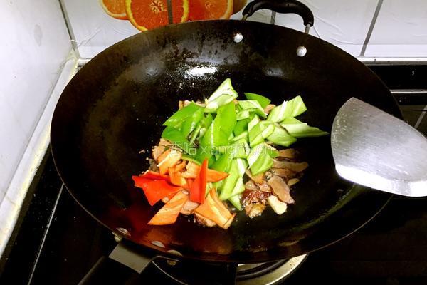 尖椒炒腊肉的做法图解5