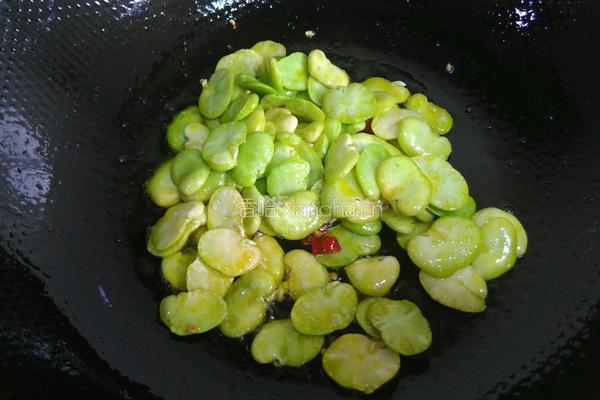 韭菜炒蚕豆的做法图解5
