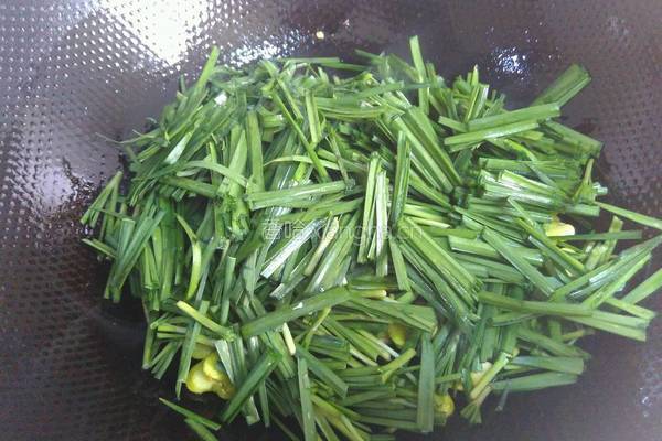 韭菜炒蚕豆的做法图解7
