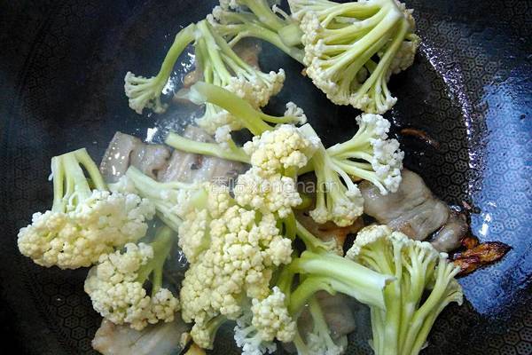 有机花菜炒肉的做法图解6