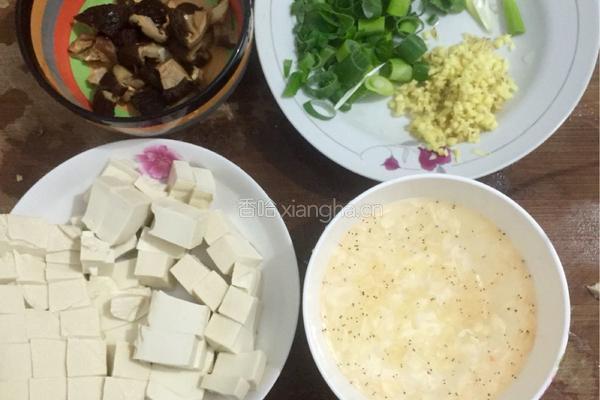 香菇海虾豆腐汤的做法图解2