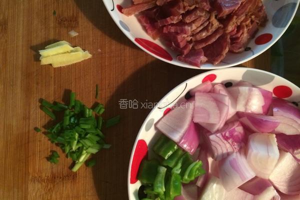 牛肉炒洋葱的做法图解1