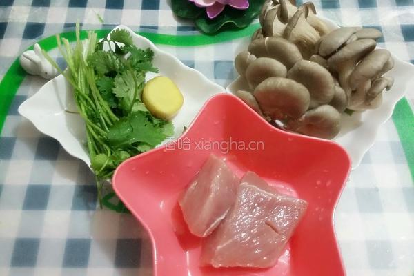 平菇肉片汤的做法图解1