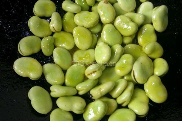 蚕豆炒蒜苗的做法图解4