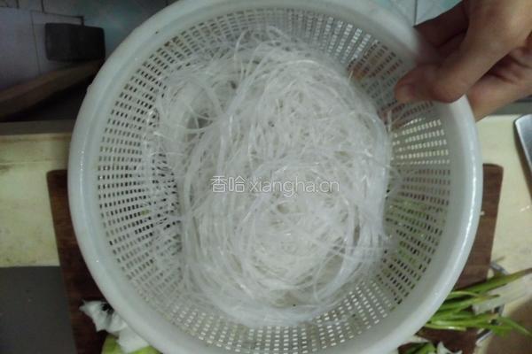 辣酱肉末粉条的做法图解3