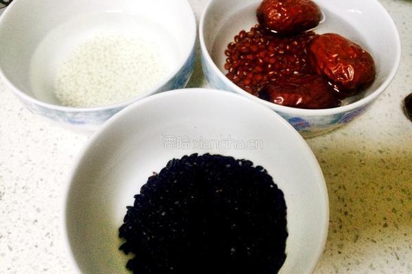 红豆黑米美颜粥的做法图解1