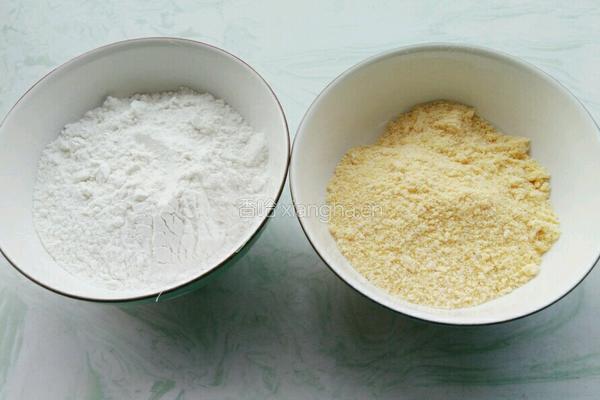 蜂蜜牛奶玉米饼的做法图解1