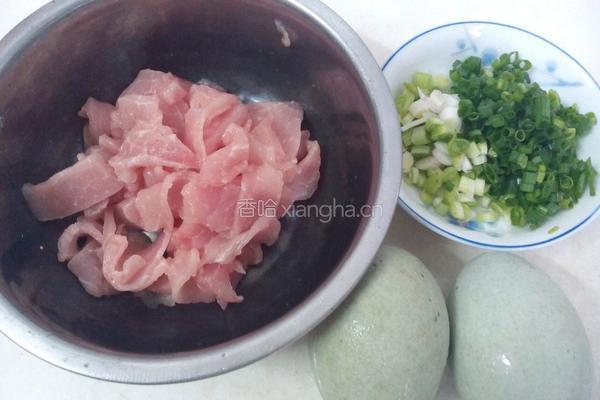砂锅煲皮蛋瘦肉粥的做法图解3