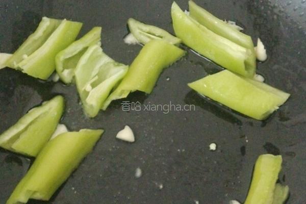 辣椒炒香菇的做法图解2
