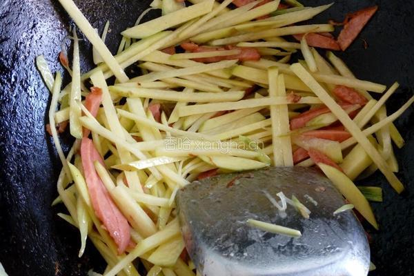 火腿炒土豆洋葱的做法图解3