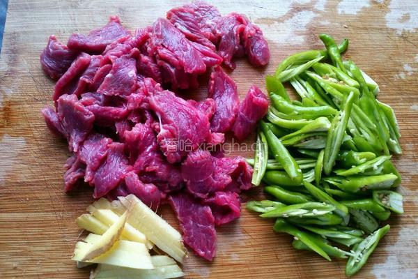 青椒牛肉的做法图解1