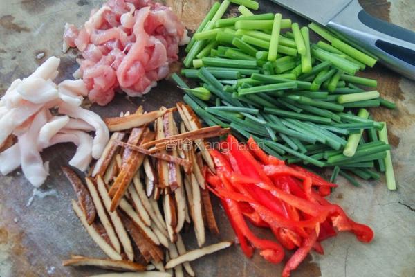 韭菜苔炒肉丝的做法图解1