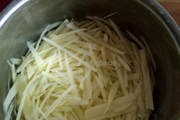 西红柿炒土豆的做法图解1