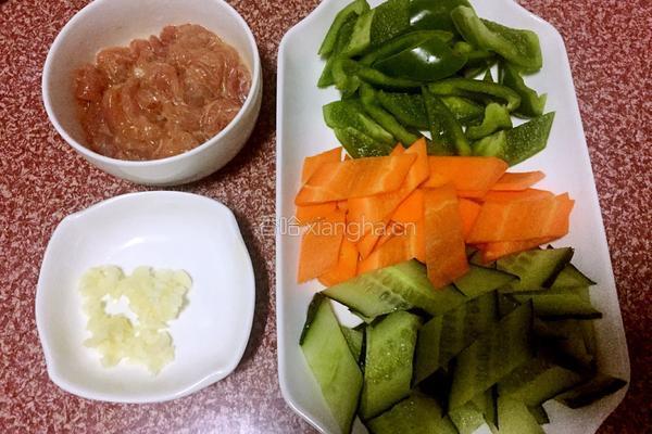 青椒黄瓜炒肉的做法图解2