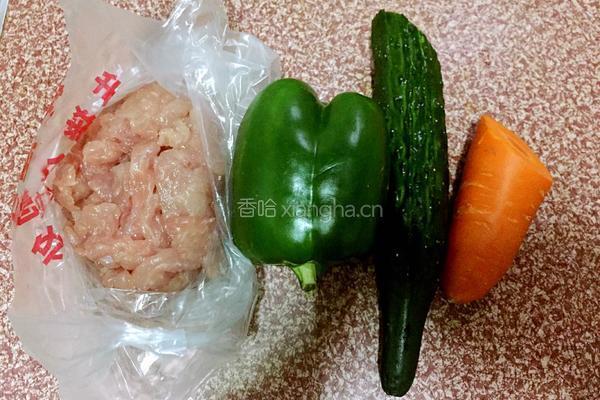 青椒黄瓜炒肉的做法图解1