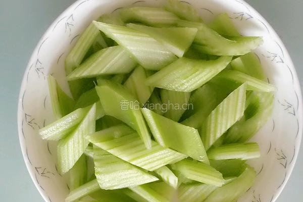 西芹木耳白玉菇的做法图解1