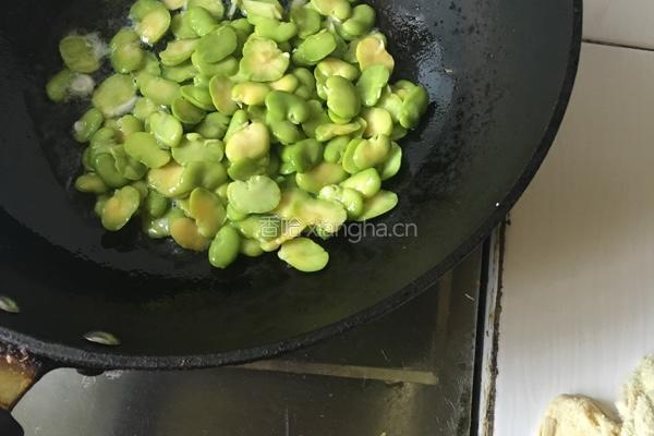 韭菜炒蚕豆的做法图解2