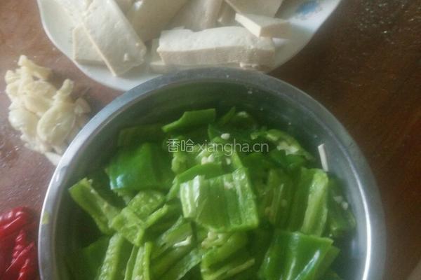 青椒豆腐的做法图解1