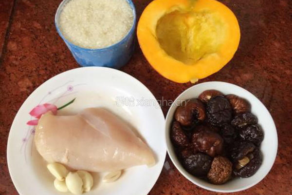 南瓜鸡肉饭的做法图解1