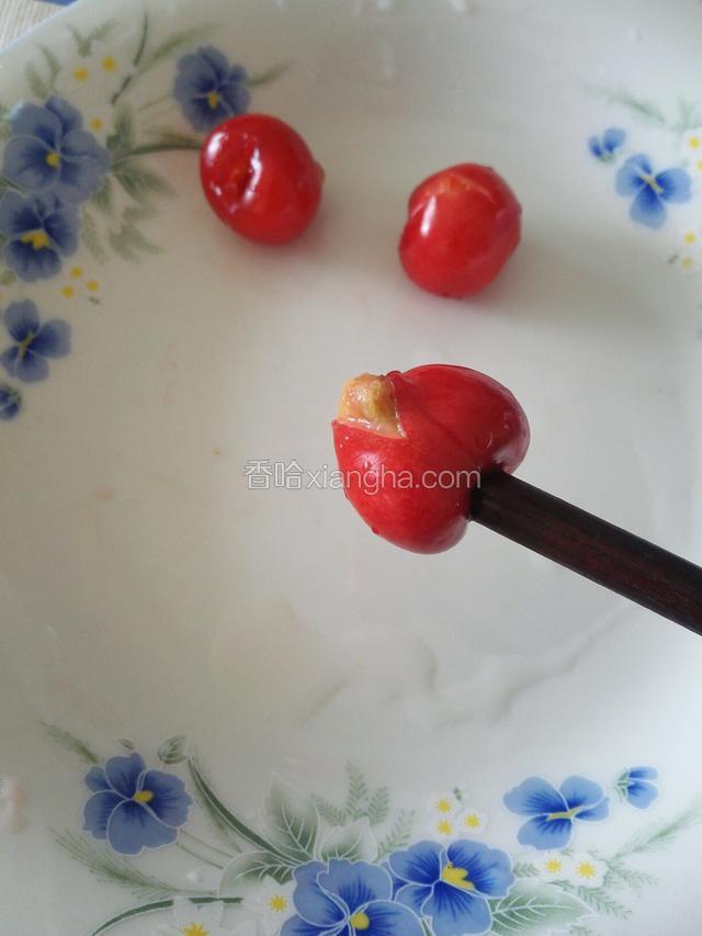 去蒂，去核，用筷子的大头从蒂根处一捅，樱桃核很快就会出来。