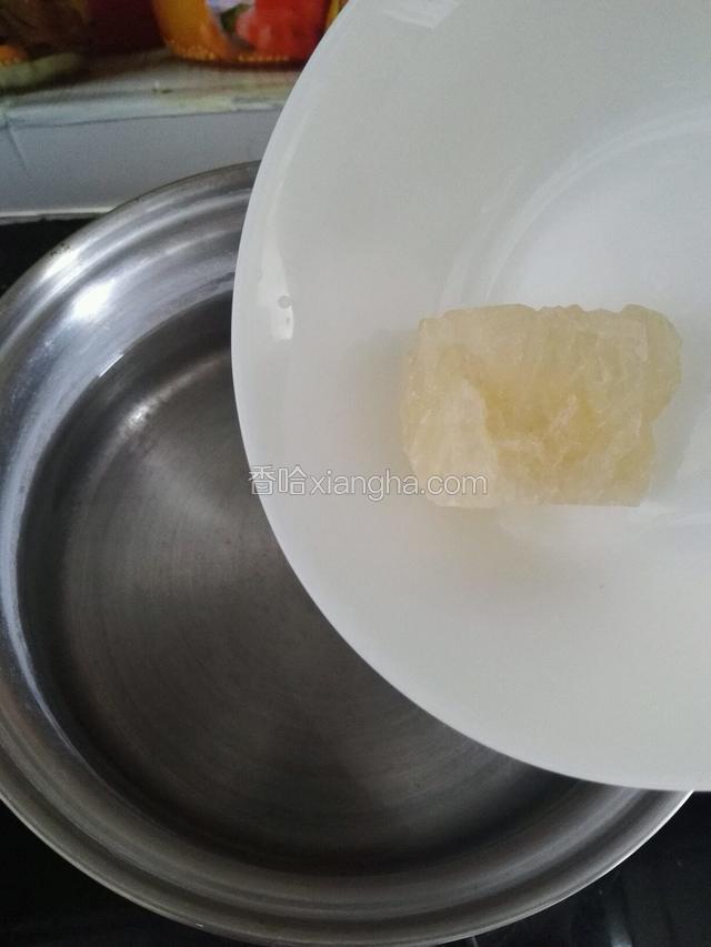 用不锈钢锅，加入纯净水，放置黄冰糖，进行熬制糖水