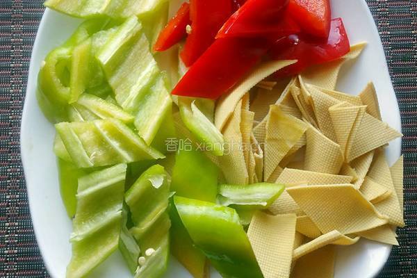 青椒炒豆腐皮的做法图解2