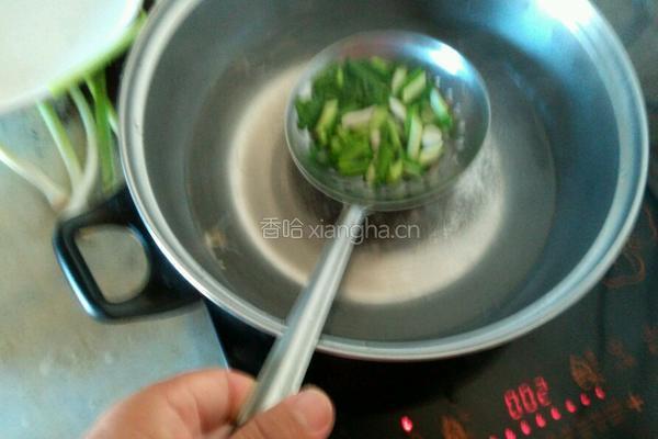 蒜苗拌金针菇的做法图解2