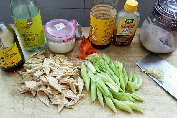凉拌芹菜腐竹的做法图解1