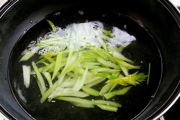 白果炒芹菜的做法图解6