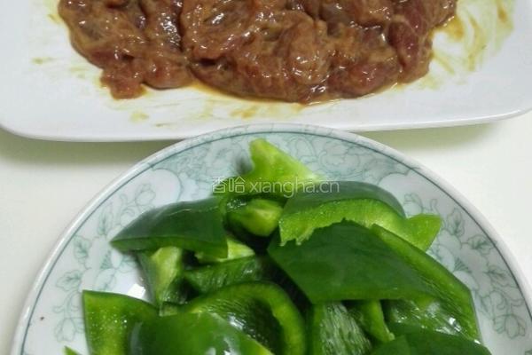 嫩滑牛肉炒青椒的做法图解1