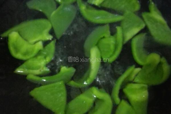 嫩滑牛肉炒青椒的做法图解2