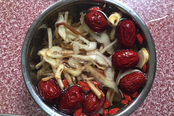 清补凉炖鸽子汤的做法图解2