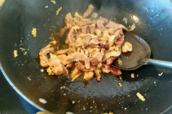蒜苗炒肉的做法图解4