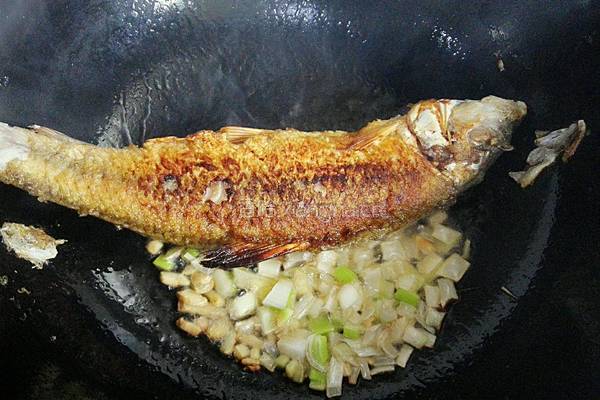 奶白鲫鱼豆腐汤的做法图解5