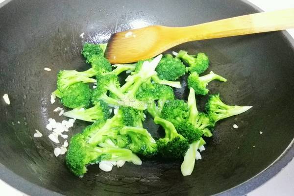蒜蓉耗油西兰花的做法图解8