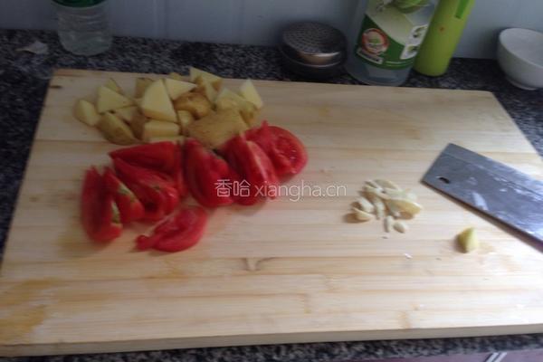 西红柿炖土豆的做法图解2
