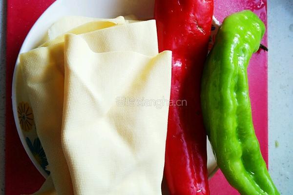 尖椒豆皮的做法图解1