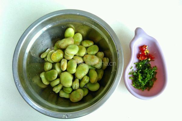 葱炒蚕豆的做法图解1