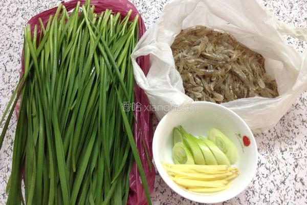 河虾炒韭菜的做法图解1