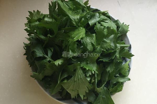 粉蒸芹菜叶的做法图解1